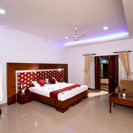 Empire Residency Hotel Tiruvalla Exterior photo