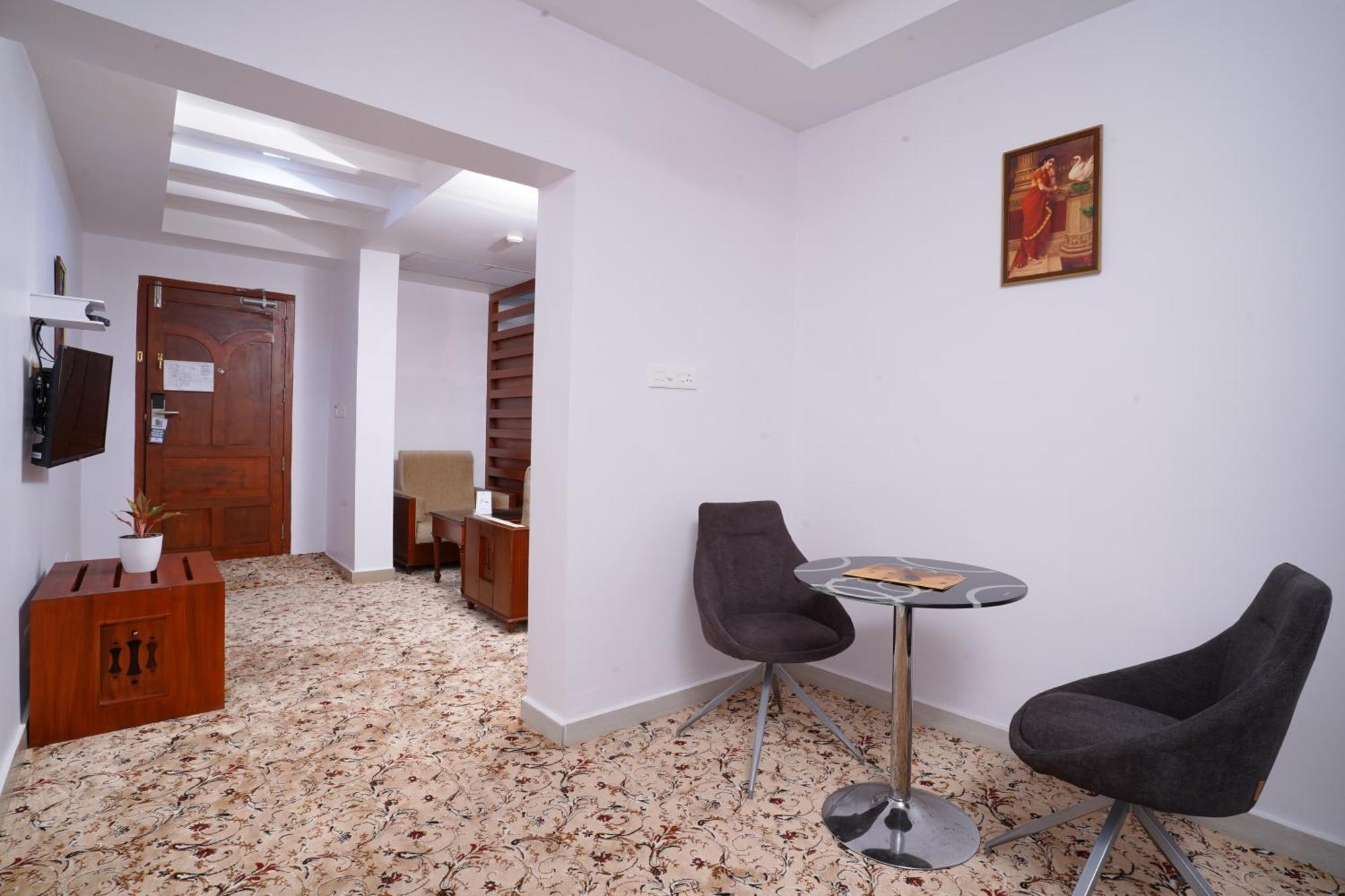 Empire Residency Hotel Tiruvalla Exterior photo